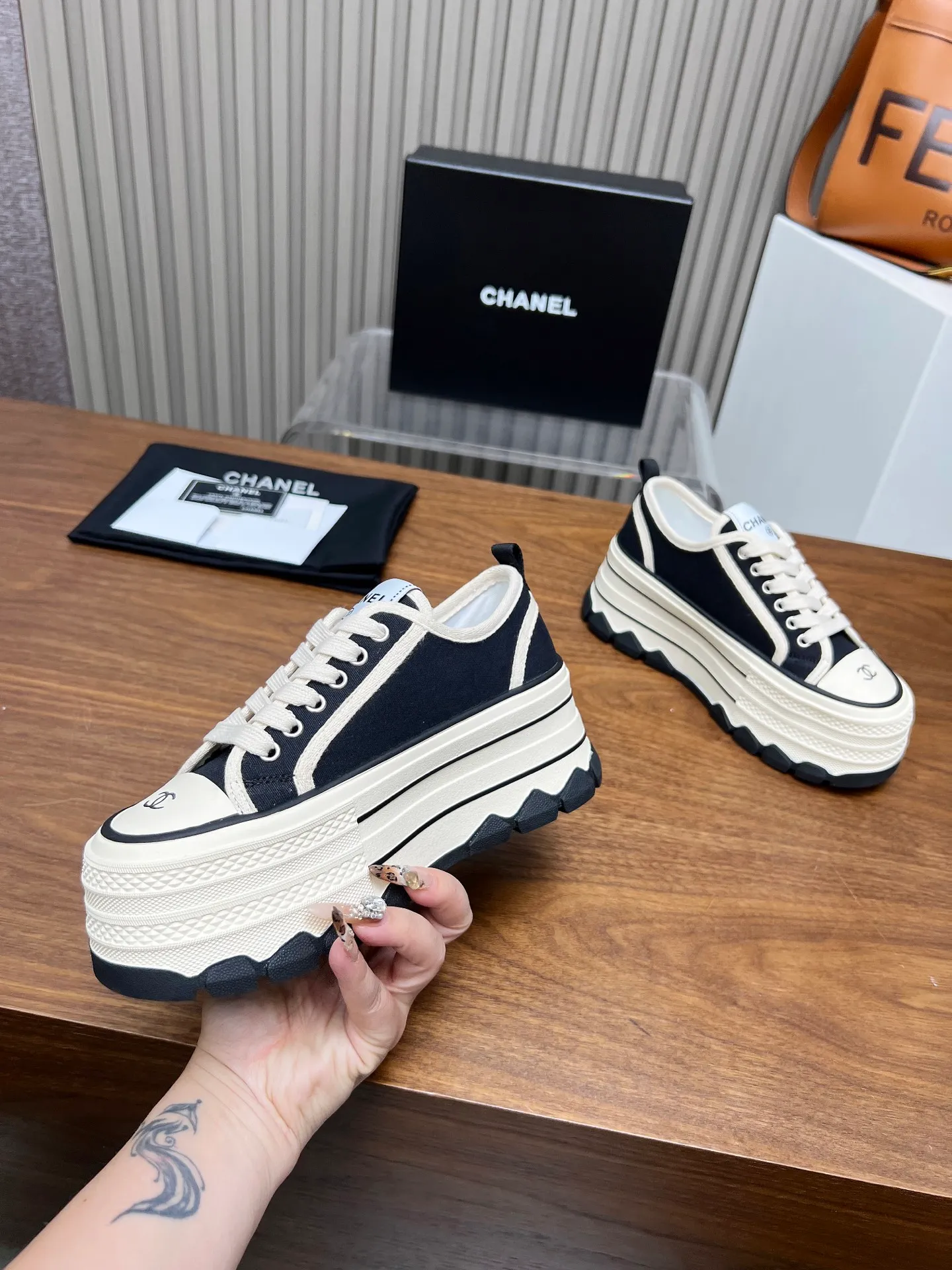 👟👟Ex-factory price 480👟👟 Top version, original quality! ! ! Chanel Chanel - 2025 biscuit shoes, the top casual sports shoes in the counter. This classic design; the style of the upper is made of various craftsmanship; the outsole is fashionable and sporty; the unusual inclusion of a variety of color matching elements... The diversified mix and match is very beautiful and versatile, casual, fashionable, sports and outdoor can be taken into account... ꫛꫀꪝ Go➫ Material: ❶Upper made of: original canvas ❷Inside made of: sheepskin ❸Outsole based on: Original TPU combination outsole, counter quality packaging, complete set for women 35–40